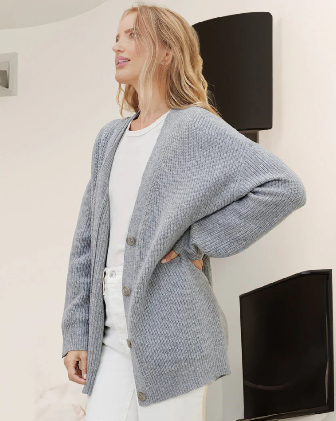 Cardigã de Malha Leve com Fechamento de Botões e Design Casual