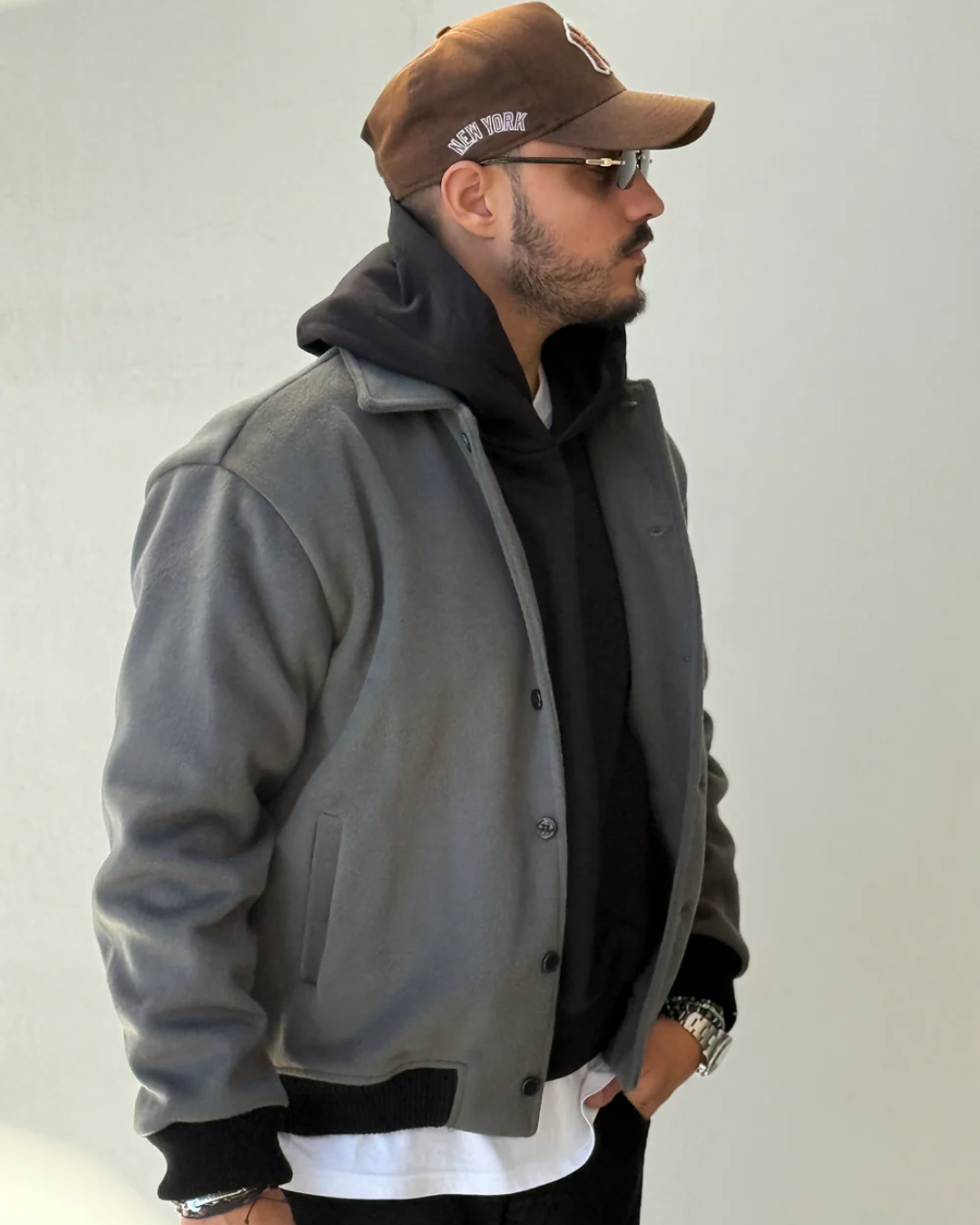 Blusa leve de estilo contemporâneo para homem