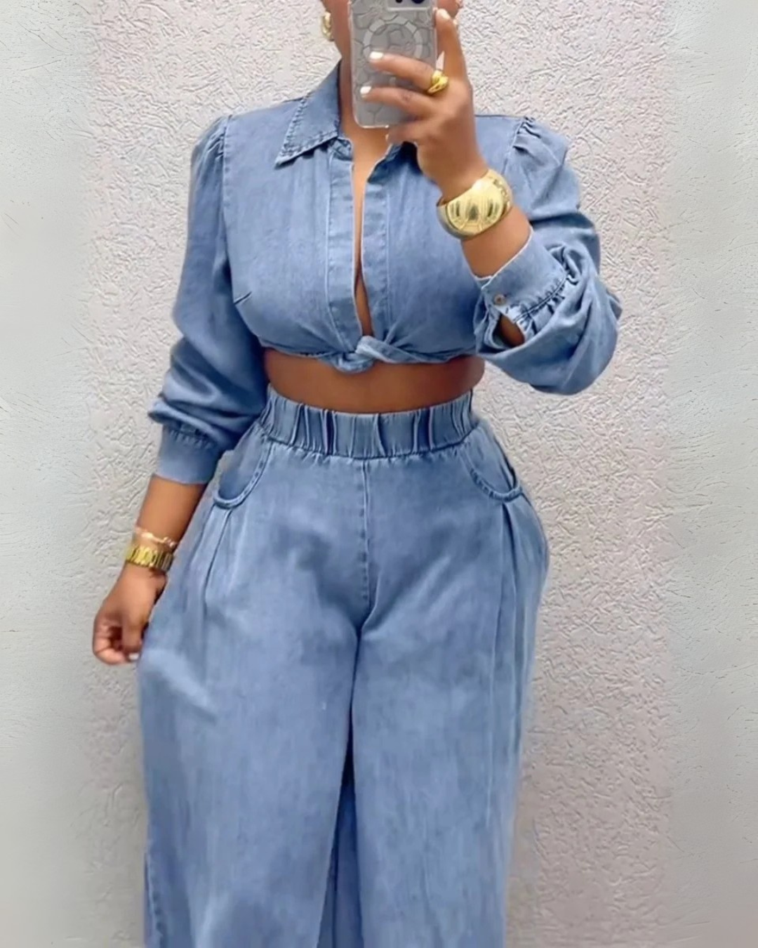 Conjunto formal feminino com blusa de manga curta e calças legging compridas.