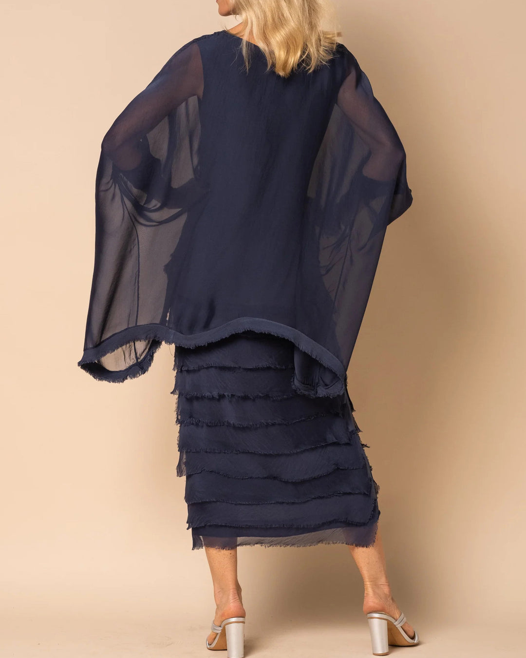 Vestido com mangas compridas e saia com folhos