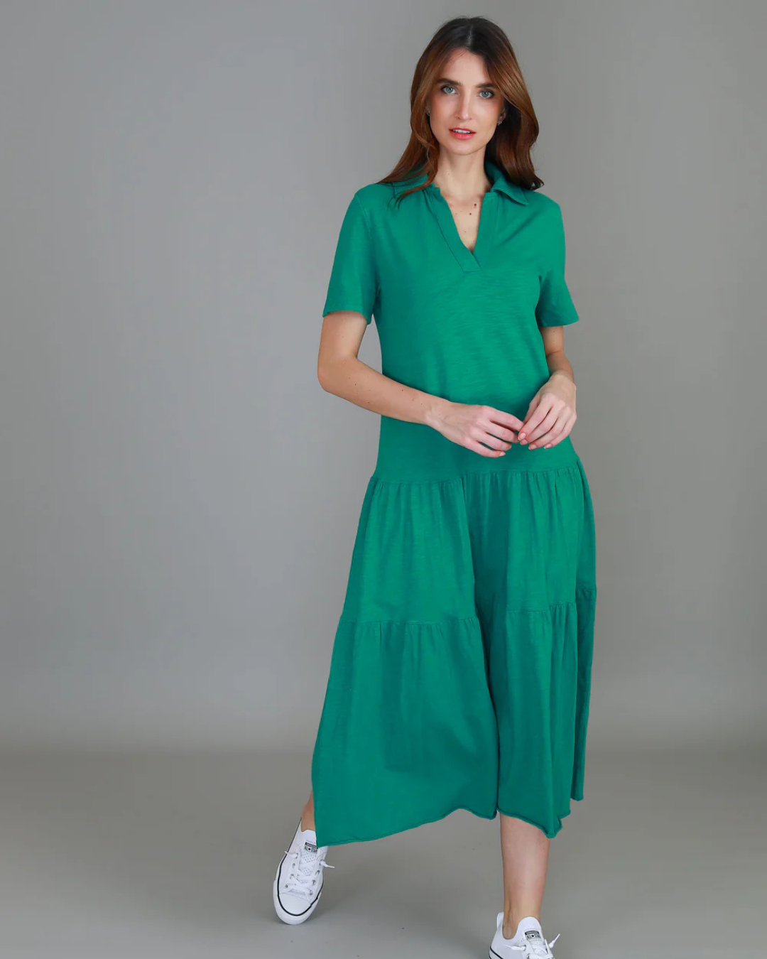 Vestido curto com gola de camisa e corte largo.