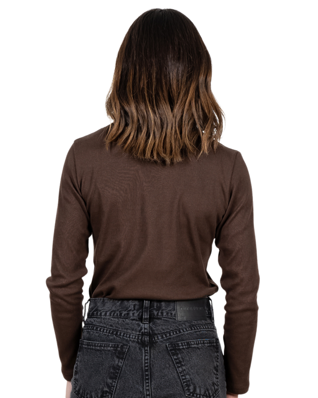 Blusa elegante com mangas comprimidas e detalhes em ombreiras.