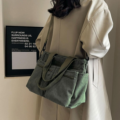 Bolsa Bombazina com vários compartimentos e design casual, ideal para o dia a dia e para viagens.