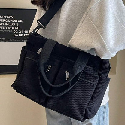 Bolsa Bombazina com vários compartimentos e design casual, ideal para o dia a dia e para viagens.