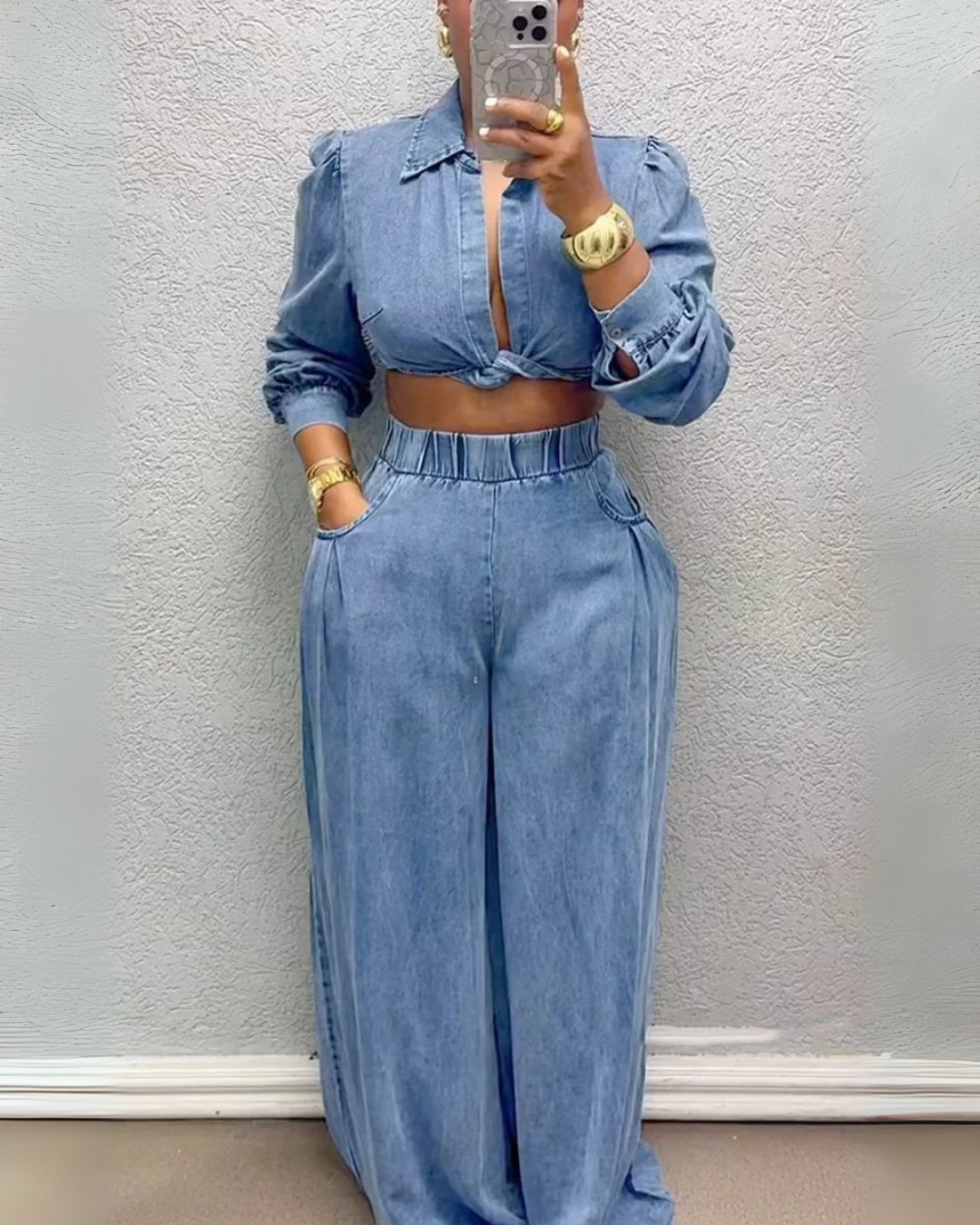 Conjunto formal feminino com blusa de manga curta e calças legging compridas. 