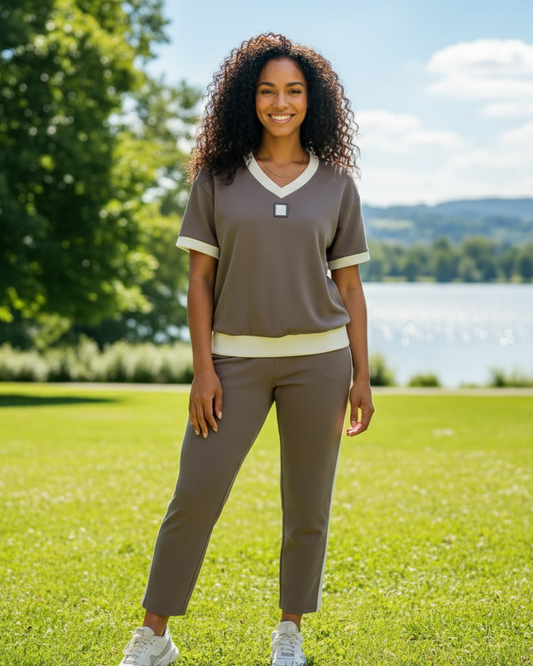 Elegante conjunto de top e collants com decote em V. 