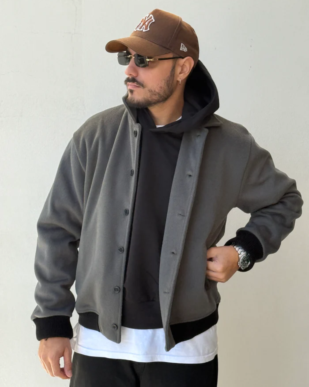 Blusa leve de estilo contemporâneo para homem