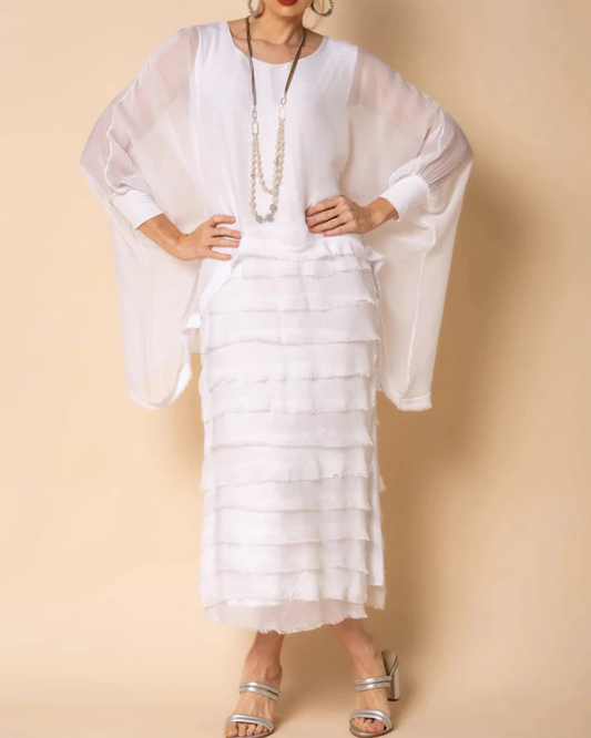 Vestido com mangas compridas e saia com folhos 