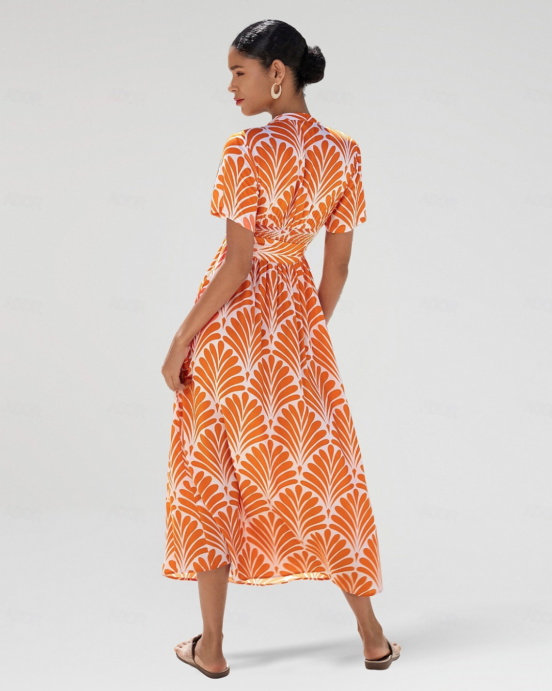 Vestido midi em rayon com cinto geométrico. 