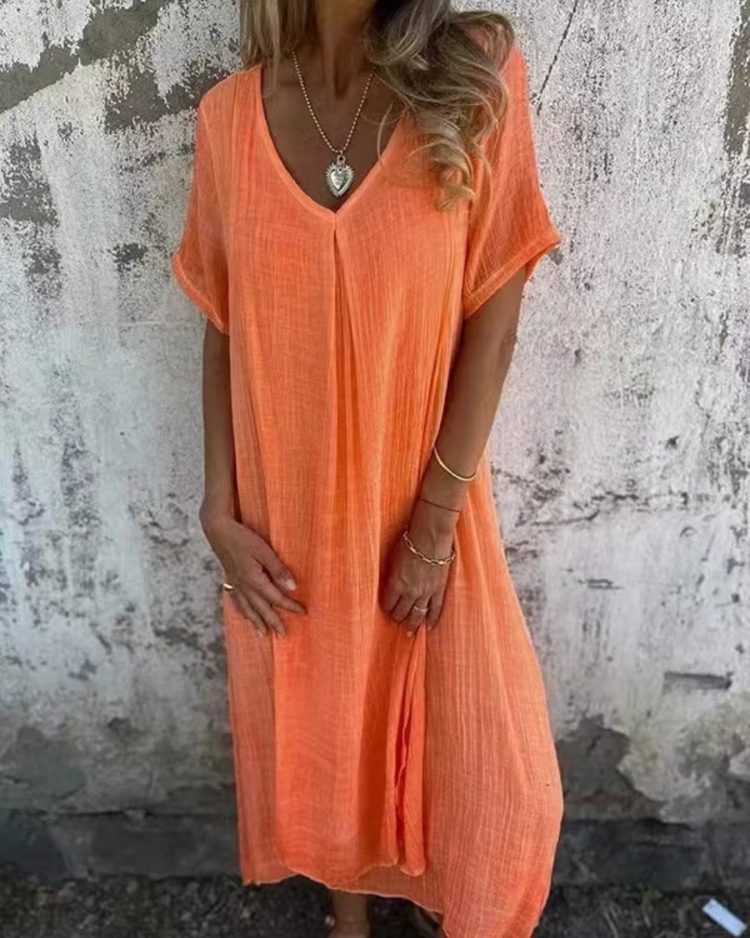 Vestido midi com decote em V em algodão e linho. 