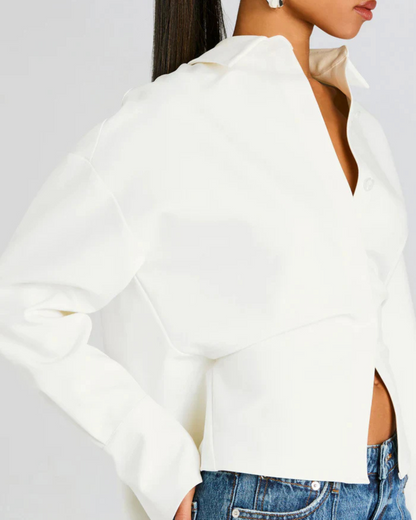 Blusa com mangas comprimidas, design estruturado e corte moderno. 