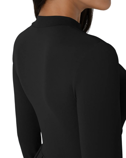 Vestido maxi plissado e elegante com decote alto e alças para mulher 