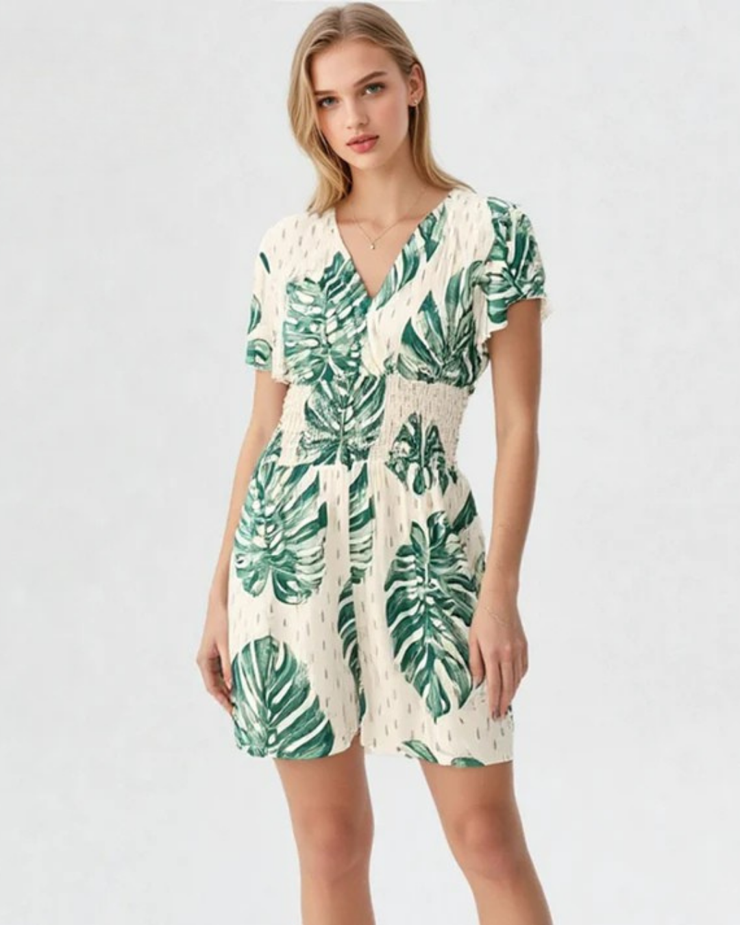 Macacão curto casual com estampado de folhas e decote em V