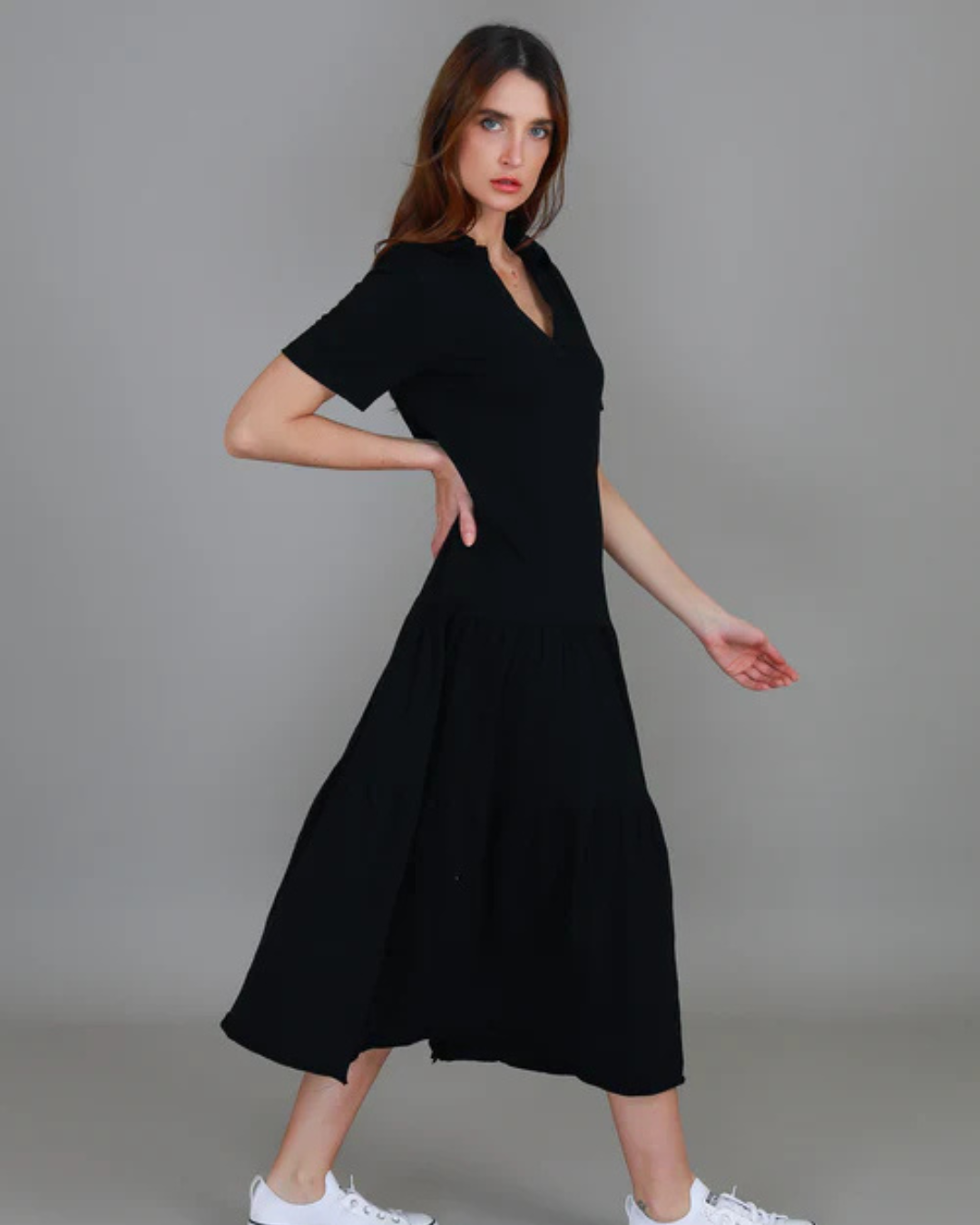 Vestido curto com gola de camisa e corte largo. 