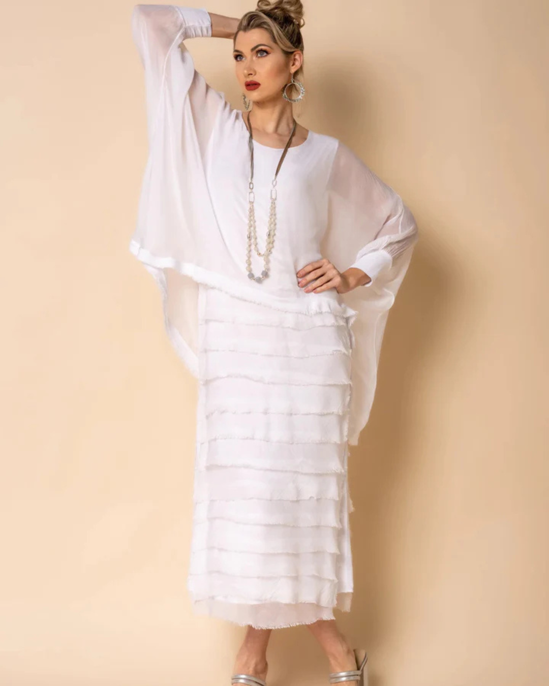 Vestido com mangas compridas e saia com folhos 