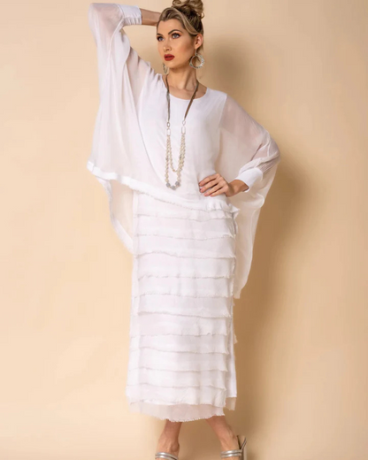 Vestido com mangas compridas e saia com folhos 