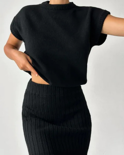 Conjunto de blusa sem mangas e saia comprida, exclusivo para mulher. 