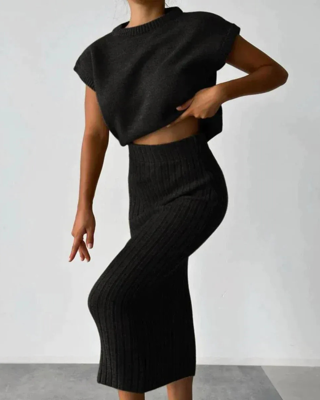 Conjunto de blusa sem mangas e saia comprida, exclusivo para mulher. 