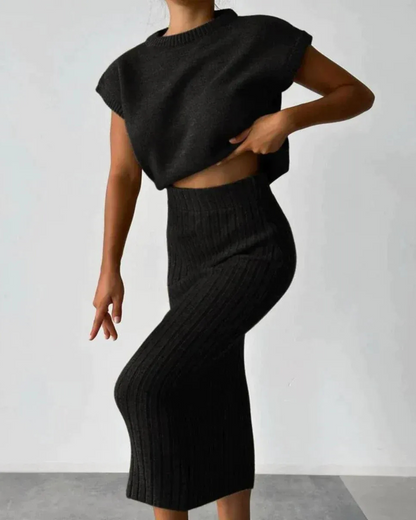 Conjunto de blusa sem mangas e saia comprida, exclusivo para mulher. 