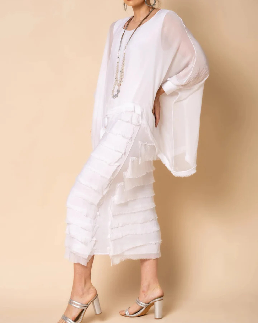 Vestido com mangas compridas e saia com folhos 