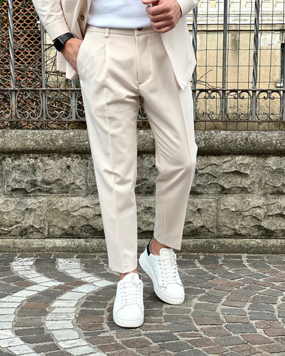 Conjunto de casaco e calças em tons neutros para uso doméstico com estilo casual.