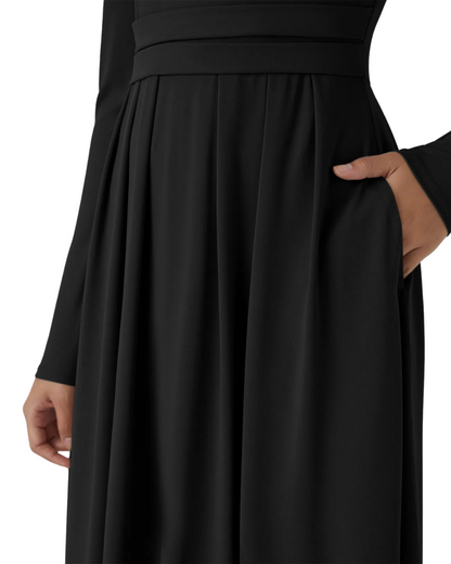 Vestido maxi plissado e elegante com decote alto e alças para mulher 