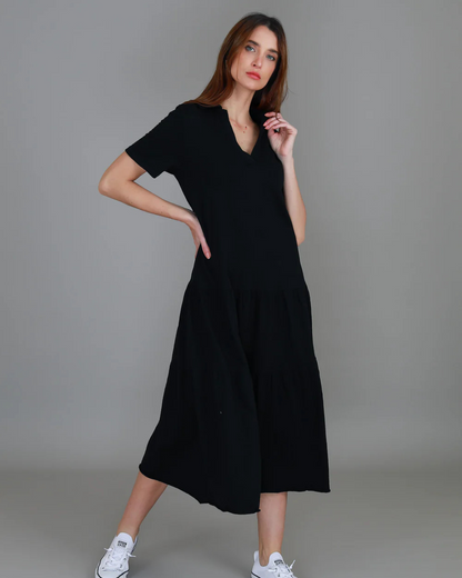 Vestido curto com gola de camisa e corte largo. 