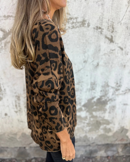 Blusa elástica para mulher com estampado animal e decote redondo. 