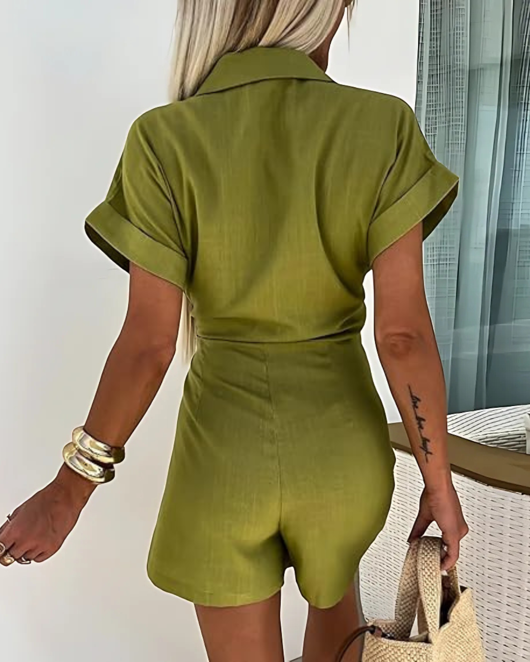 Macacão curto casual para mulher com decote em V em cor lisa