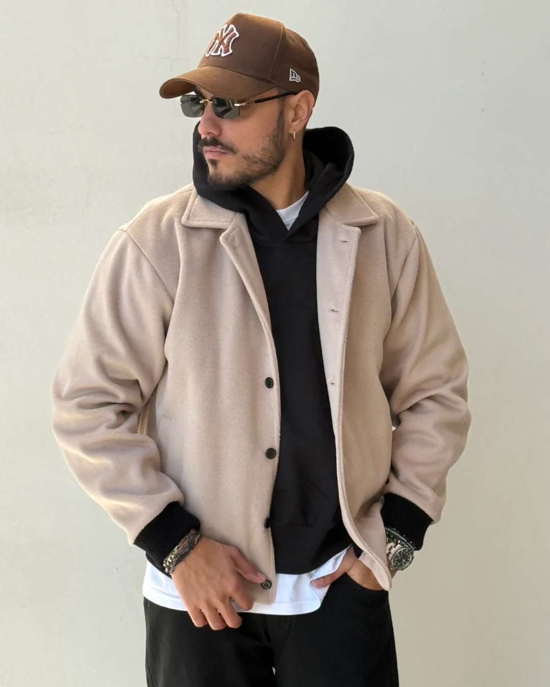 Blusa leve de estilo contemporâneo para homem