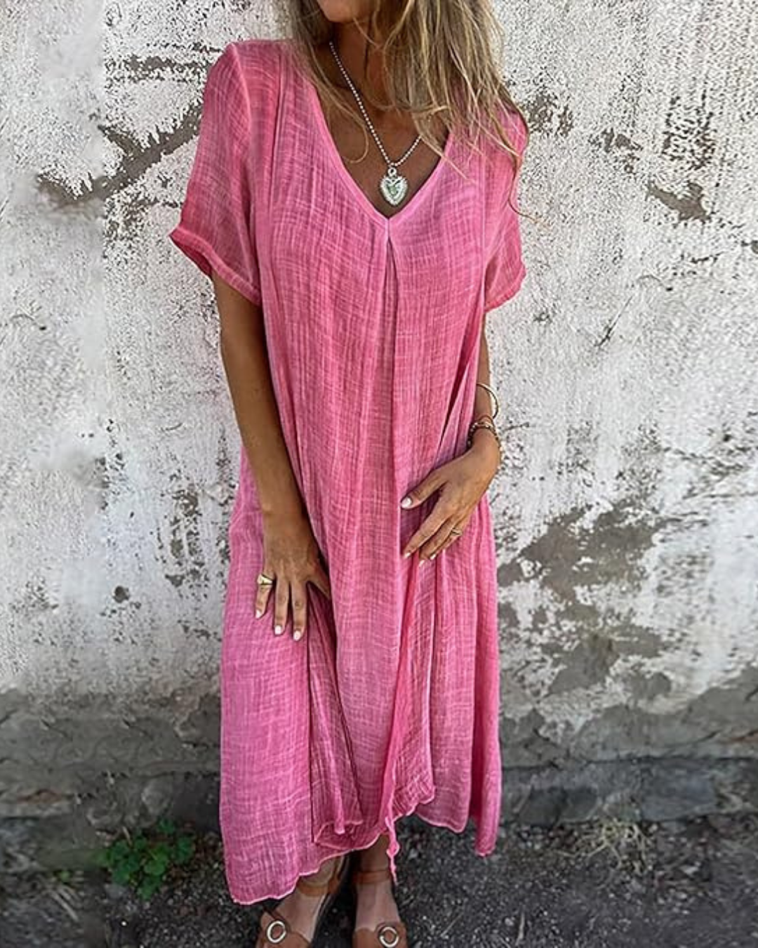 Vestido midi com decote em V em algodão e linho. 