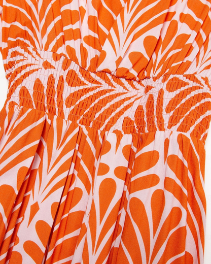 Vestido midi em rayon com cinto geométrico. 