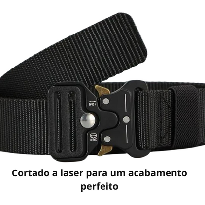 Cinto tático em nylon com fivela metálica para uma rápida libertação.
