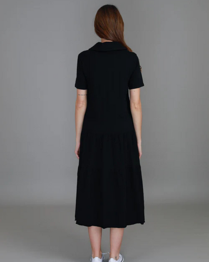 Vestido curto com gola de camisa e corte largo. 