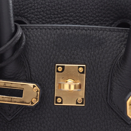 Bolsa em Pele com Acabamento Texturado e Ferragens Metálicas