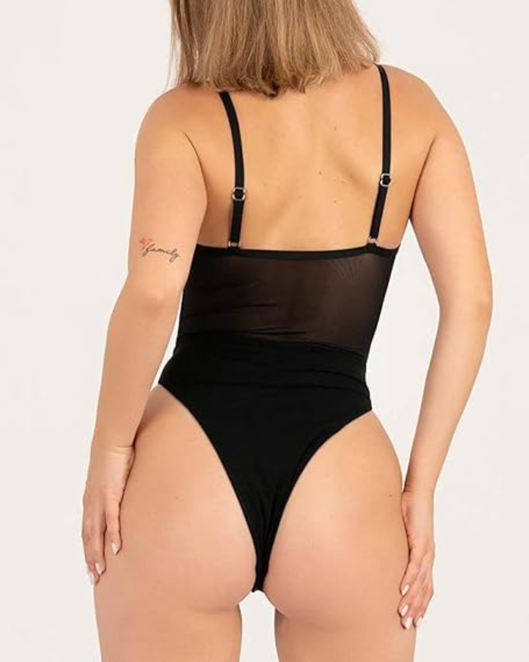 Casa de banho feita de uma única peça com transparência 