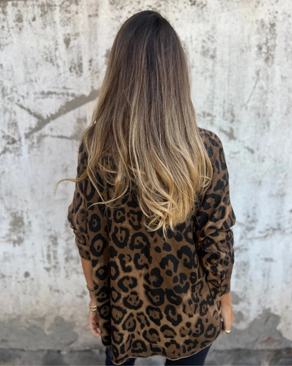 Blusa elástica para mulher com estampado animal e decote redondo. 