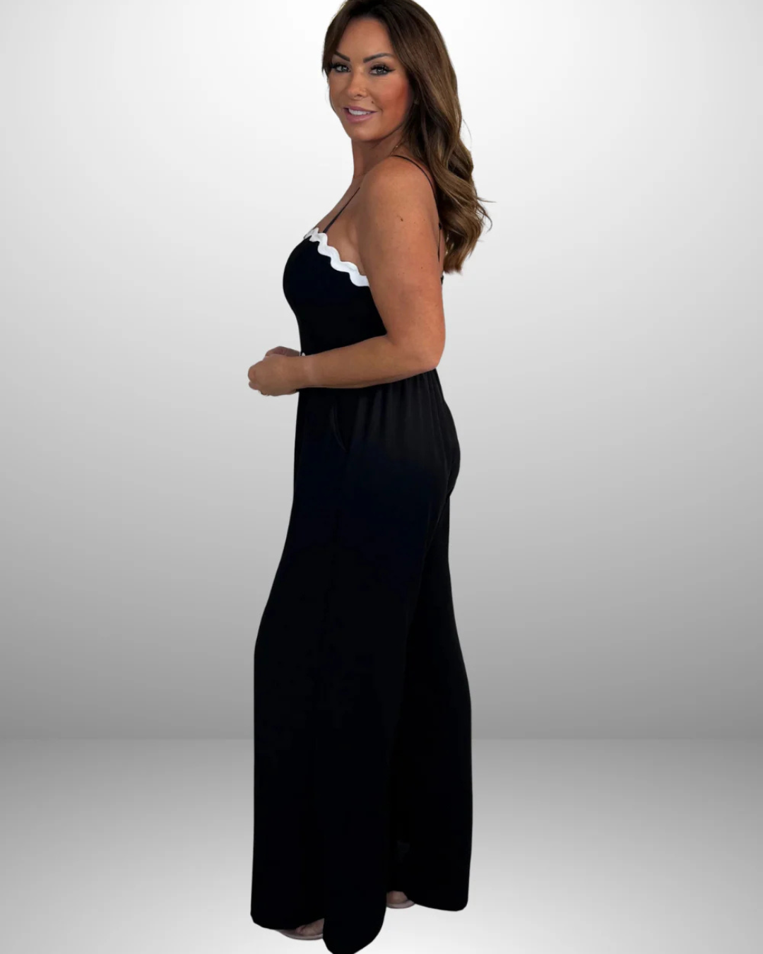 Macacão com pelo, decote e pernas compridas 