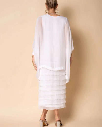 Vestido com mangas compridas e saia com folhos 