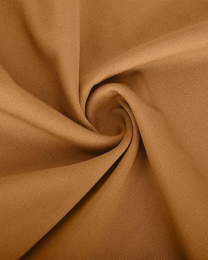 Conjunto elegante com top curto e calças legging compridas. 