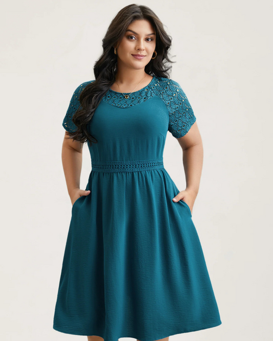 Vestido midi com bolsos e manga curta com detalhes em renda. 