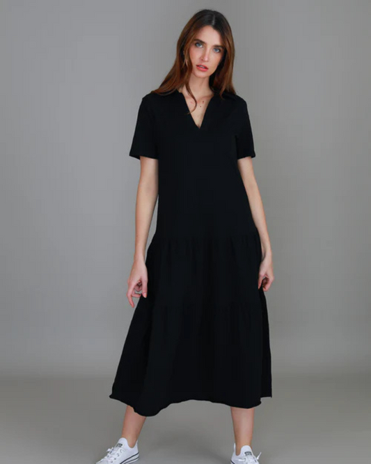 Vestido curto com gola de camisa e corte largo. 