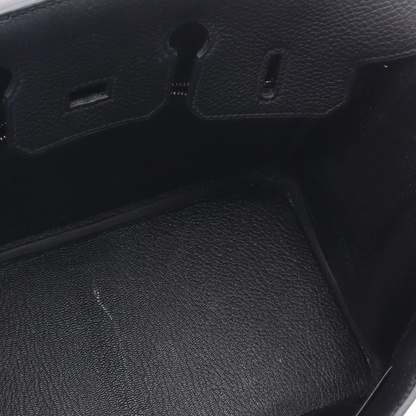 Bolsa em Pele com Acabamento Texturado e Ferragens Metálicas