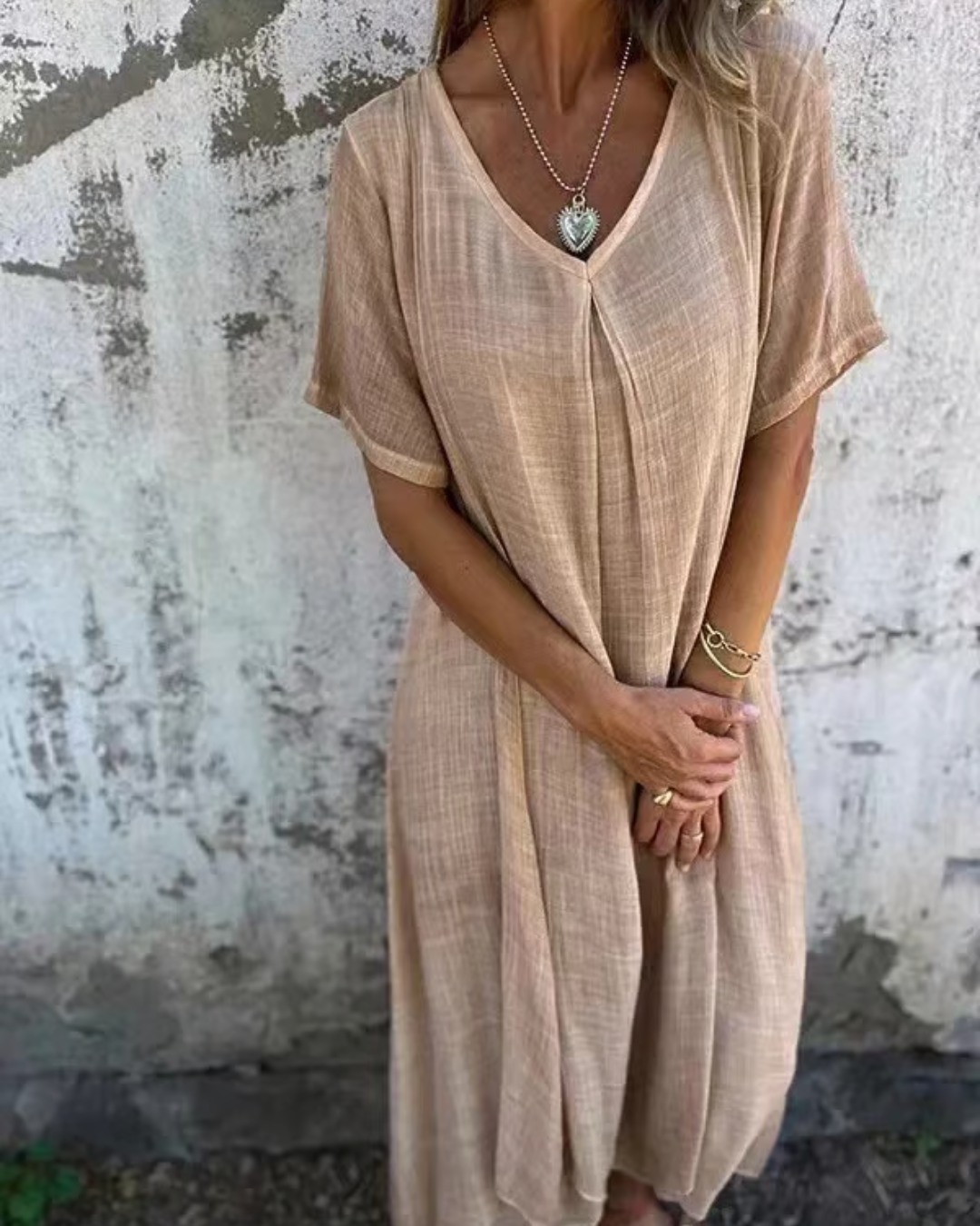 Vestido midi com decote em V em algodão e linho. 