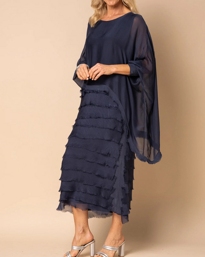 Vestido com mangas compridas e saia com folhos 