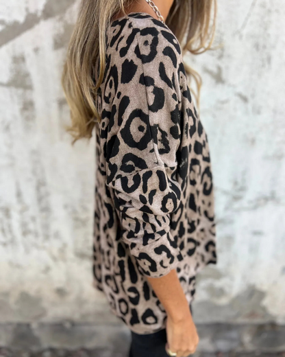 Blusa elástica para mulher com estampado animal e decote redondo. 