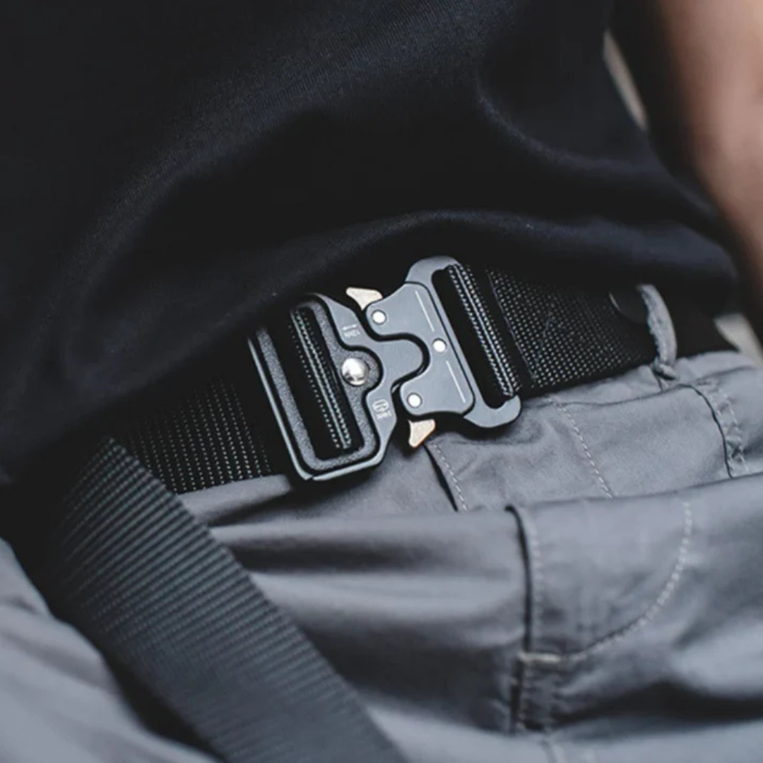 Cinto tático em nylon com fivela metálica para uma rápida libertação.