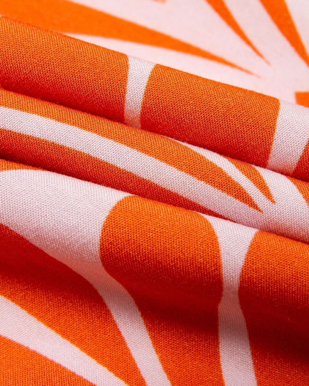 Vestido midi em rayon com cinto geométrico. 