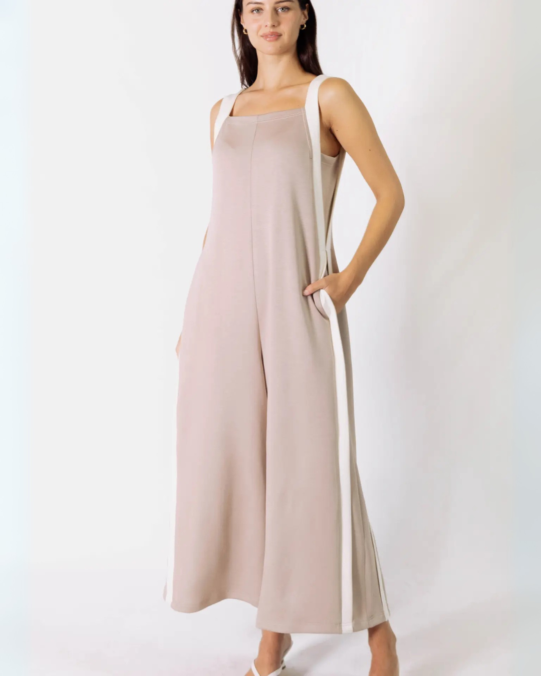 Macacao elegante para mulher com riscas e bolsas laterais