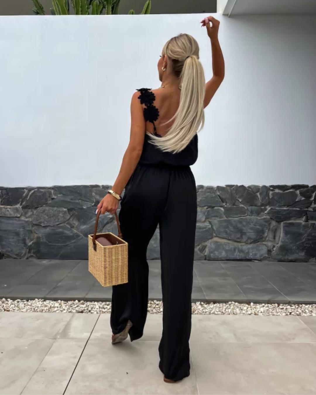 Macacão Comprido com Alças Florais e Decote em V para um Look Elegante e Descontrado 